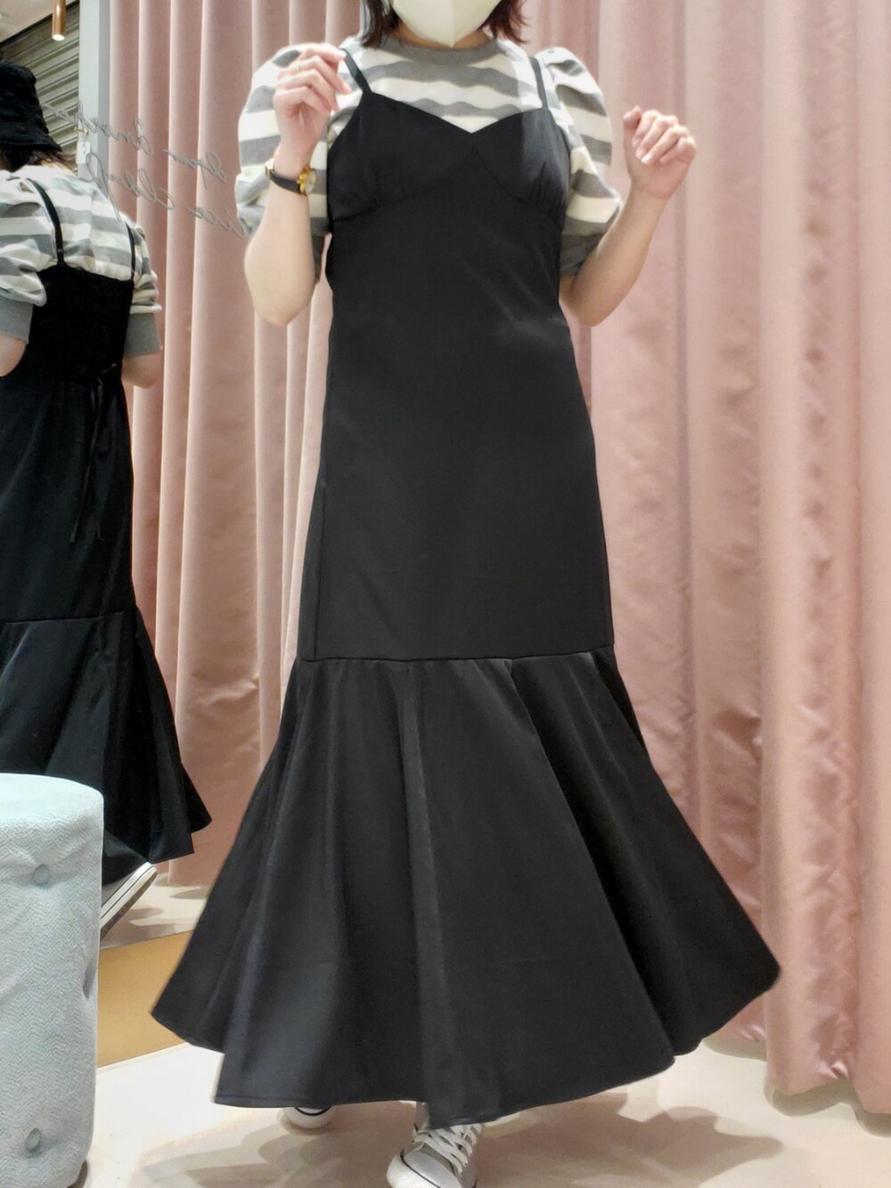 ブラック系のワンピース、グレー系のスウェット、ブラック系のハットを着用したレディースの春コーディネートの3枚目の写真