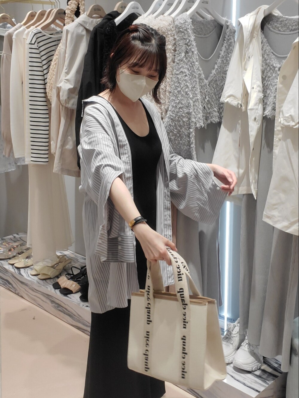 「カジュアルコーデ、大人カジュアル、#春コーデ、大人女子、大人コーデ、ゆるコーデ、ワンピース、シャツスタイル、シャツ、ブラック、ブラックコーデ、シャツコーデ、羽織り、着回しコーデ、着まわしコーデ」｜「one after another NICE CLAUPの【先行販売】マルチウェイセットワンピース（ワンピース、ブラック系）」を使った、尾上綾乃さん（レディース・156cm）の春コーディネートの3枚目の写真
