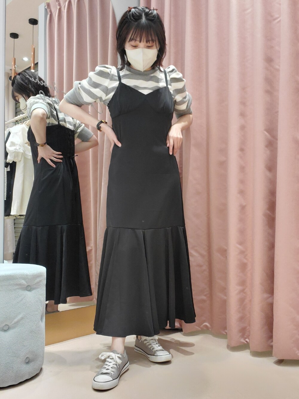 ブラック系のワンピース、グレー系のスウェット、ブラック系のハットを着用したレディースの春コーディネートの2枚目の写真