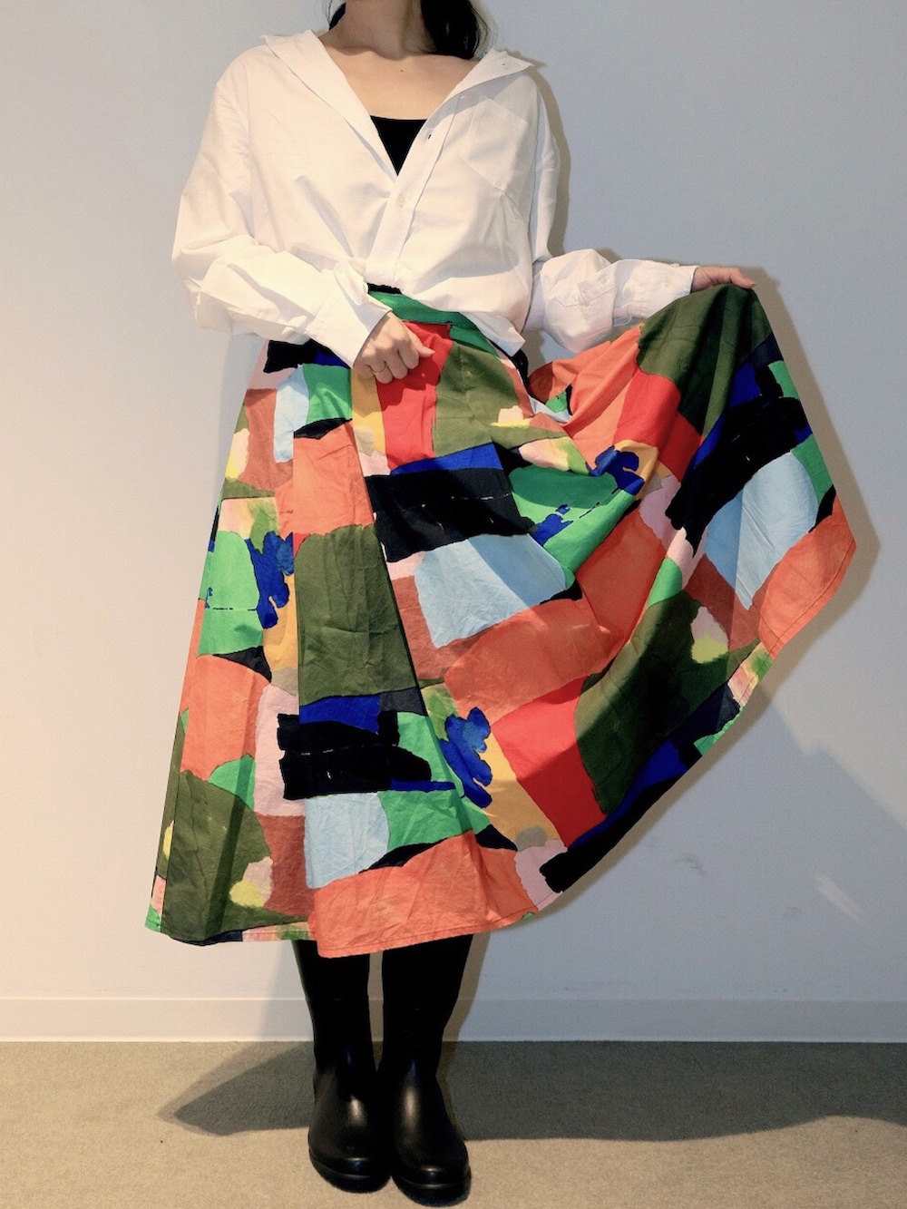 ブルー系のレインシューズ、グリーン系のブルゾン、ホワイト系のシャツ/ブラウスを着用したレディースの春コーディネートの2枚目の写真