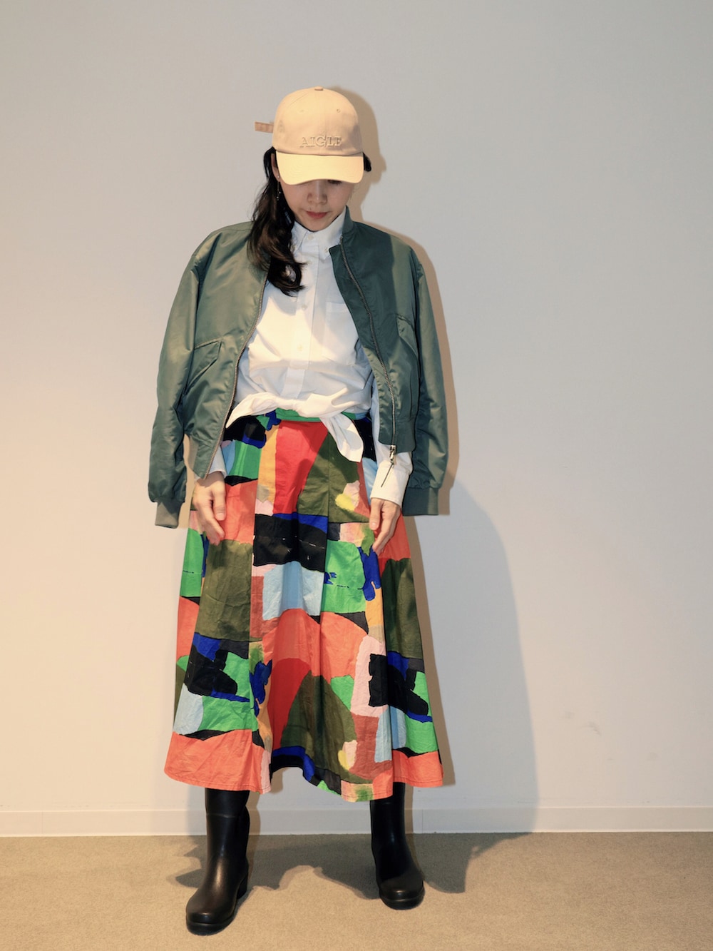 ブルー系のレインシューズ、グリーン系のブルゾン、ホワイト系のシャツ/ブラウスを着用したレディースの春コーディネートの3枚目の写真