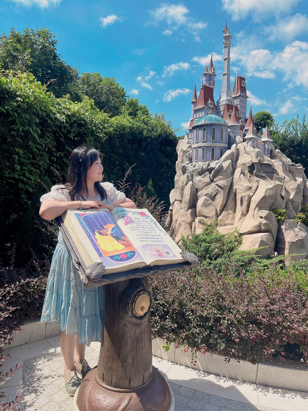 ブルー系のジャンパースカート、グリーン系のスリッポン、ホワイト系のシャツ/ブラウスを着用したレディースの夏コーディネートの5枚目の写真