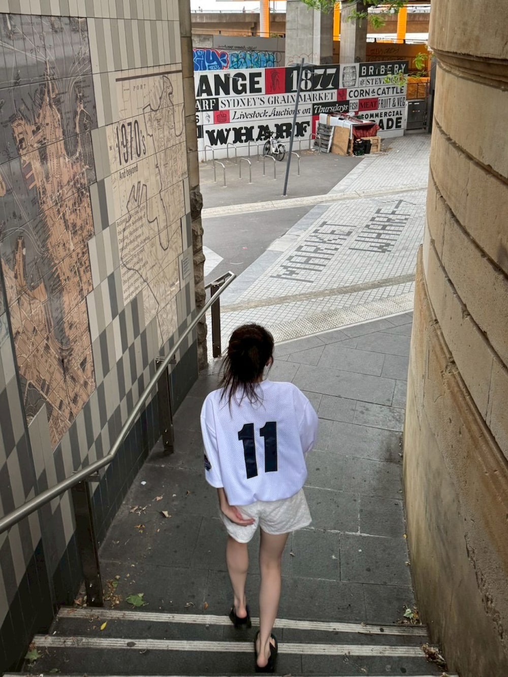 ホワイト系のトップスを着用したレディースの秋コーディネートの2枚目の写真