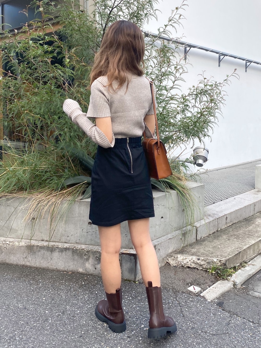 「ストリート、プチプラ、大人カジュアル、秋服準備はじめました、ブラウン、休日スタイル、ブーツ、休日コーデ、大人かわいい、高身長コーデ、秋色、アームウォーマー、リブニット、ミニスカート、スリットスカート」｜「OLIVE des OLIVEのタンク底サイドゴアブーツ（ブーツ、ブラウン系）」を使った、karenさん（レディース・166cm）の夏コーディネートの2枚目の写真