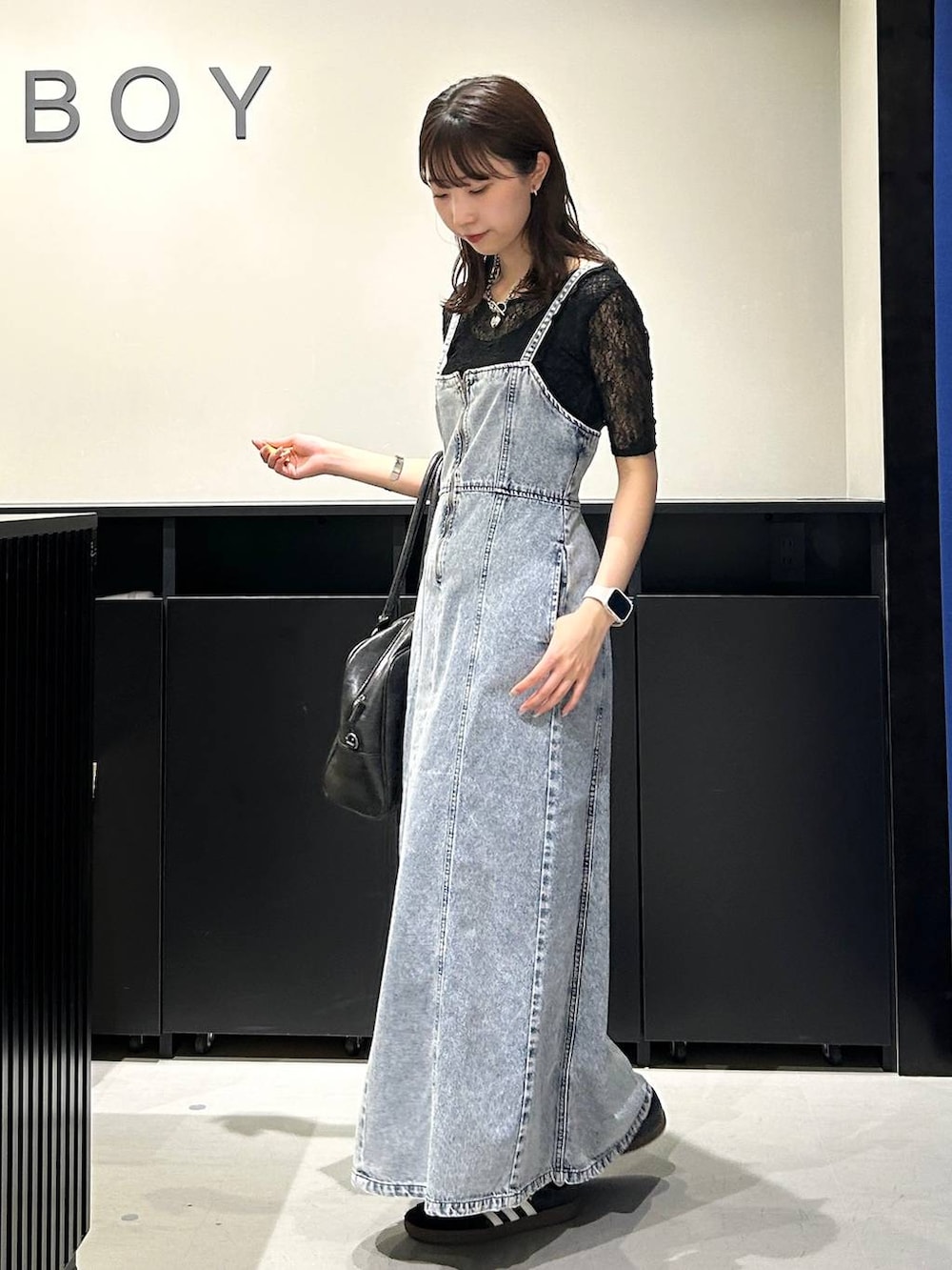 「PBLIM、高見え、きれいめ、モード、PAGEBOY、ワンピース、デニムワンピース、夏コーデ」｜「PBLIMの【PBLIM】2WAYボストンバッグ（ボストンバッグ、ブラック系）」を使った、Risakoさん（レディース・164cm）の春コーディネートの6枚目の写真