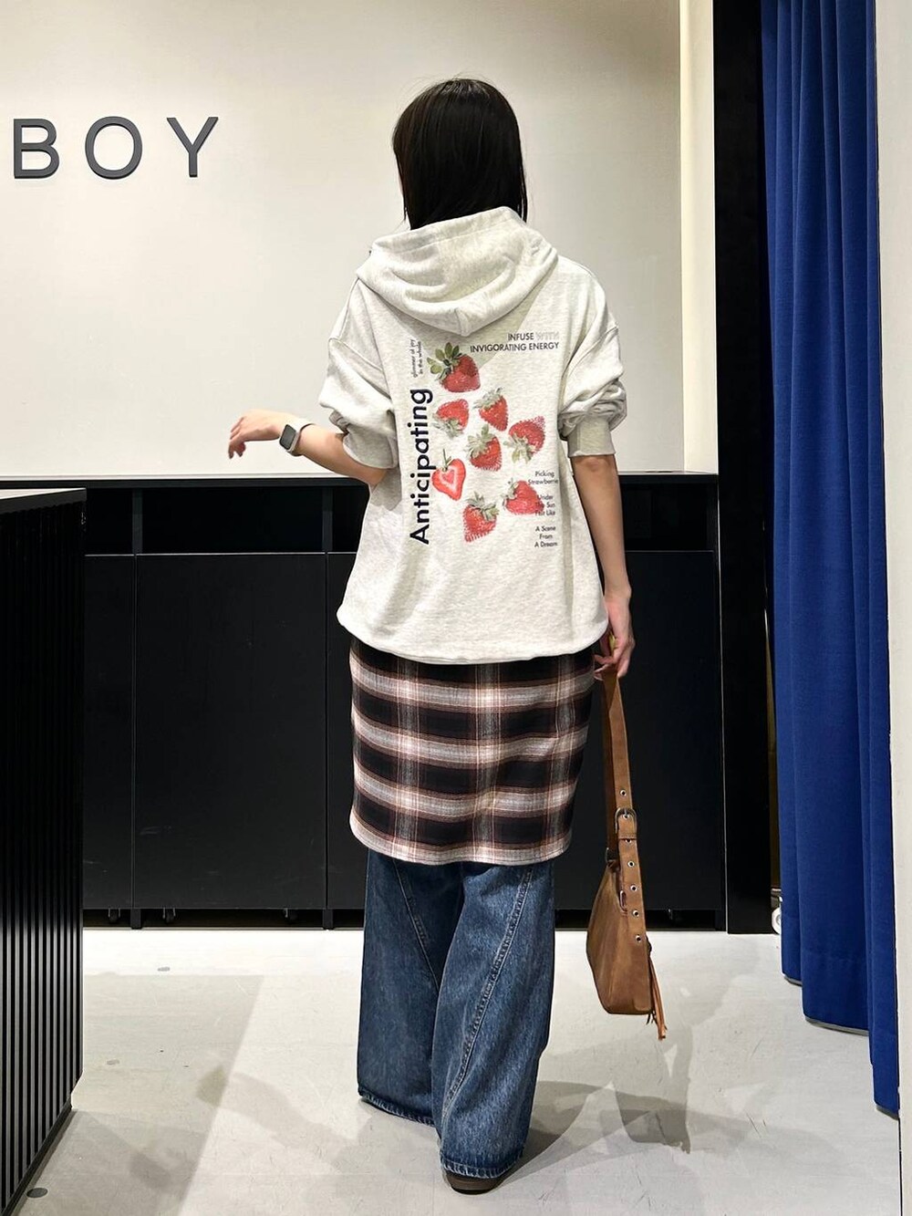 ベージュ系のショルダーバッグ、ブルー系のデニムパンツ、ブラウン系のシャツ/ブラウスを着用したレディースの夏コーディネートの3枚目の写真