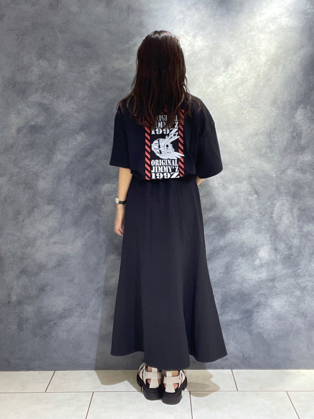 「jimmy'z、コラボTシャツ、ロゴTシャツ、バックプリント、ミリタリーベスト、アニマル柄、ひょう柄、フレアスカート、ロングスカート、グルカサンダル、レイヤードスタイル、トレンド、Tシャツコーデ、PAGEBOY、pageboylim」｜「PAGEBOYのJIMMY'ZアメリカンTシャツ（Tシャツ/カットソー、ブラック系）」を使った、Risakoさん（レディース・164cm）の夏コーディネートの2枚目の写真