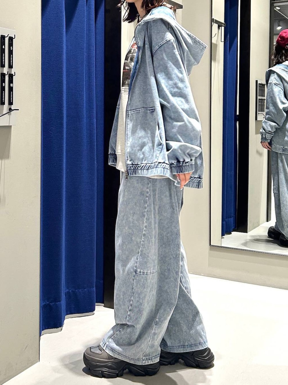 グレー系のスニーカー、グレー系のスウェット、ブルー系のパーカーを着用したレディースの冬コーディネートの8枚目の写真