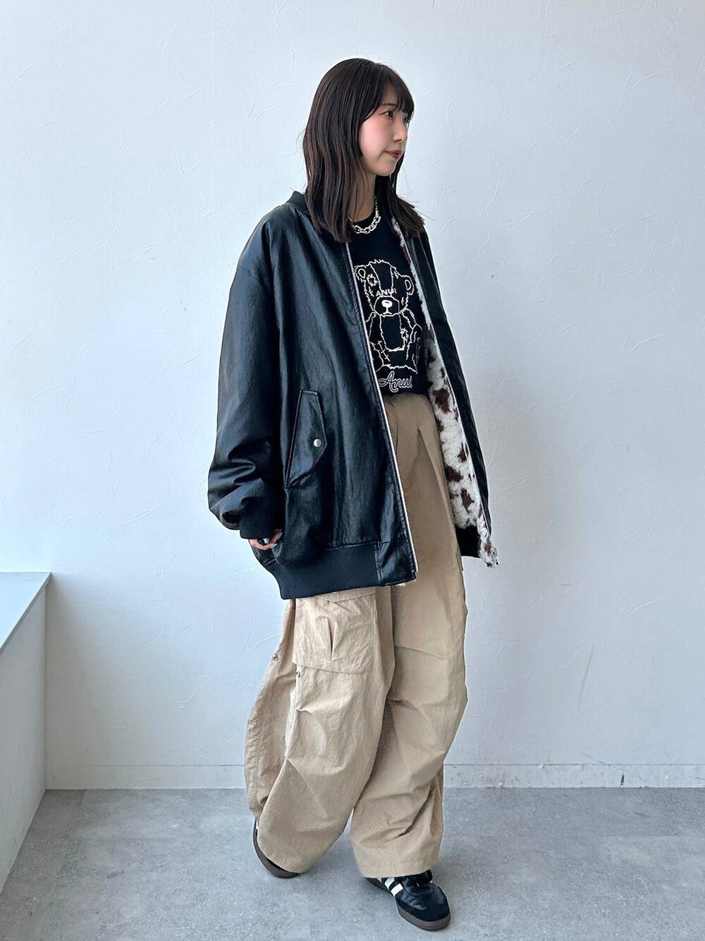 ブラック系のTシャツ/カットソー、ベージュ系のカーゴパンツ、その他のブルゾンを着用したレディースの夏コーディネートの9枚目の写真