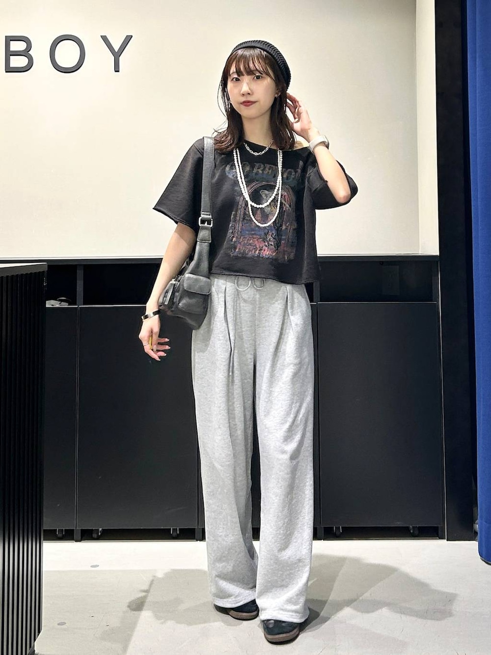 「モード、PAGEBOY、高見え、きれいめ、PBLIM、Tシャツ、夏コーデ、スウェット、スウェットパンツ、カジュアルコーデ」｜「PAGEBOYのZIPポケットBAG（ショルダーバッグ、ブラック系）」を使った、Risakoさん（レディース・164cm）の春コーディネートの4枚目の写真