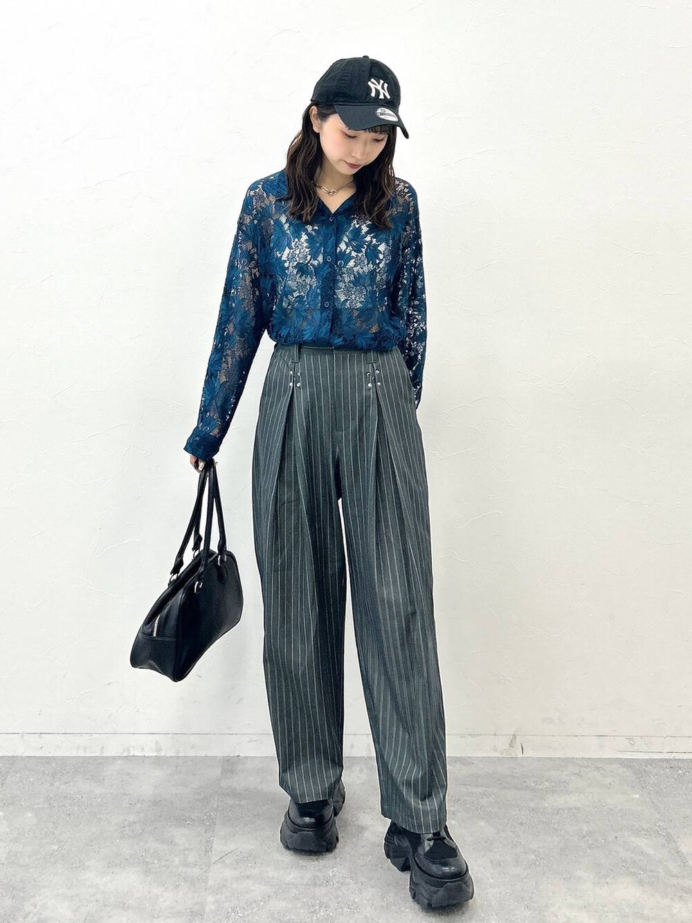 ブラック系のブーツ、ホワイト系のキャミソール、グリーン系のシャツ/ブラウスを着用したレディースの夏コーディネートの5枚目の写真