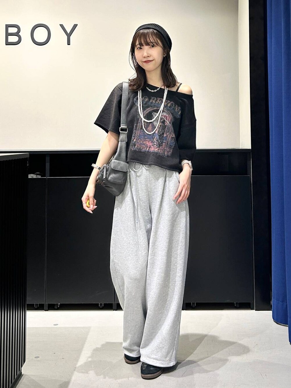 「モード、PAGEBOY、高見え、きれいめ、PBLIM、Tシャツ、夏コーデ、スウェット、スウェットパンツ、カジュアルコーデ」｜「PAGEBOYのZIPポケットBAG（ショルダーバッグ、ブラック系）」を使った、Risakoさん（レディース・164cm）の春コーディネートの3枚目の写真