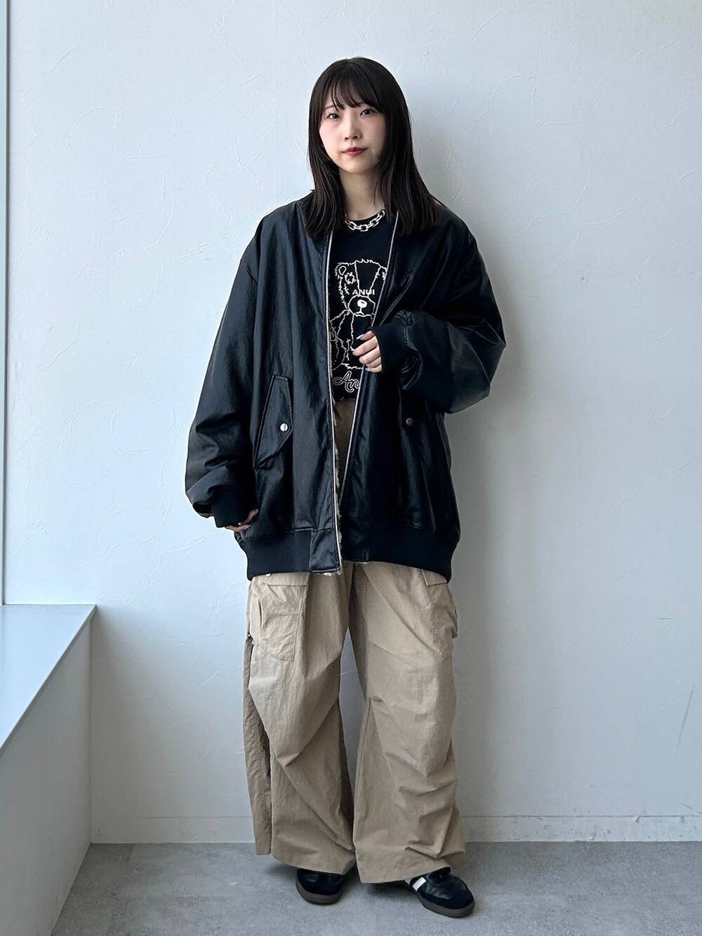 ブラック系のTシャツ/カットソー、ベージュ系のカーゴパンツ、その他のブルゾンを着用したレディースの夏コーディネートの5枚目の写真