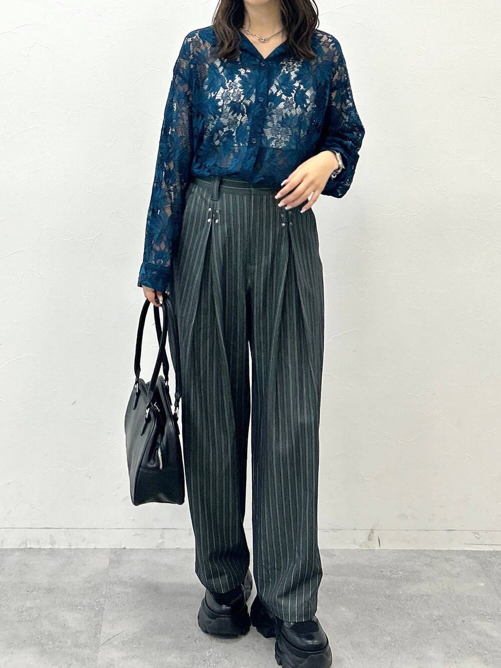 ブラック系のブーツ、ホワイト系のキャミソール、グリーン系のシャツ/ブラウスを着用したレディースの夏コーディネートの8枚目の写真