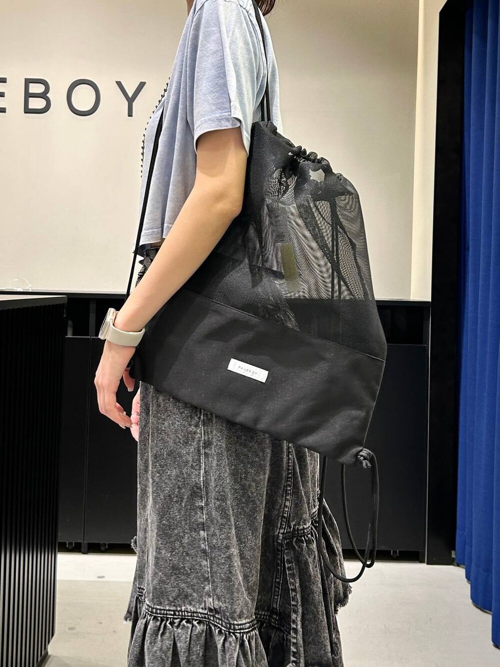 ホワイト系のサンダル、ブラック系のデニムスカート、ブルー系のTシャツ/カットソーを着用したレディースの春コーディネートの8枚目の写真