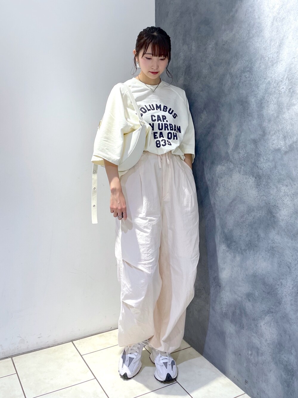 ベージュ系のスウェット、ホワイト系のその他パンツ、ホワイト系のバッグを着用したレディースの春コーディネートの2枚目の写真