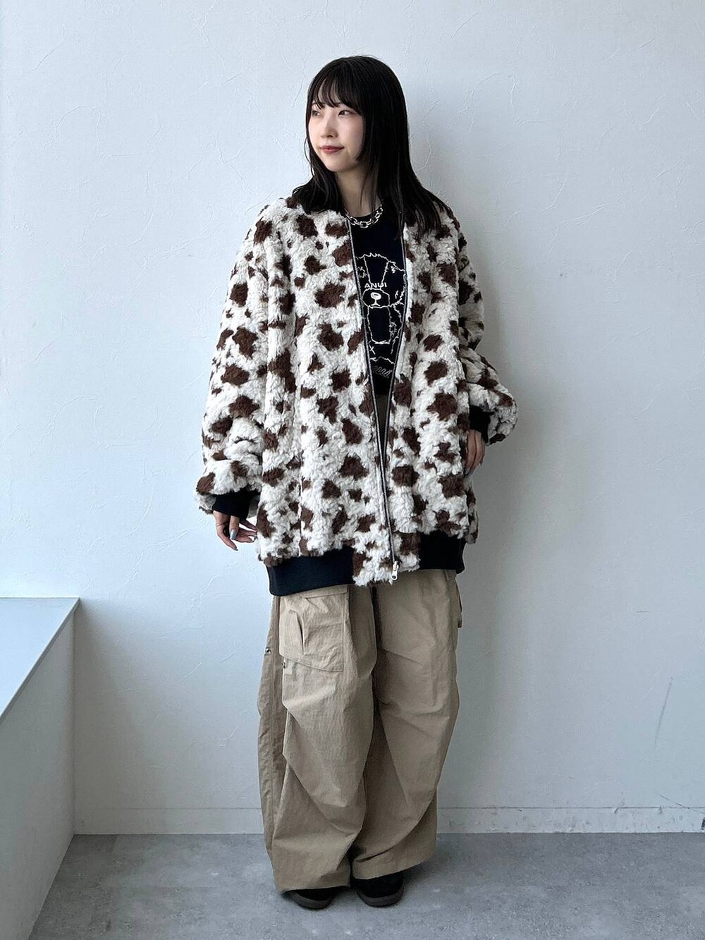 ブラック系のTシャツ/カットソー、ベージュ系のカーゴパンツ、その他のブルゾンを着用したレディースの夏コーディネートの2枚目の写真