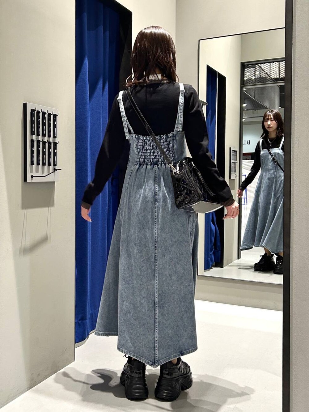 ブラック系のスニーカー、ブラック系のボストンバッグ、ブラック系のニット/セーターを着用したレディースの冬コーディネートの9枚目の写真
