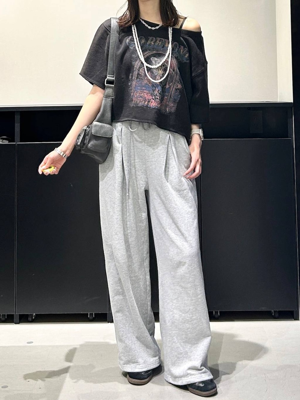 「モード、PAGEBOY、高見え、きれいめ、PBLIM、Tシャツ、夏コーデ、スウェット、スウェットパンツ、カジュアルコーデ」｜「PAGEBOYのZIPポケットBAG（ショルダーバッグ、ブラック系）」を使った、Risakoさん（レディース・164cm）の春コーディネートの5枚目の写真
