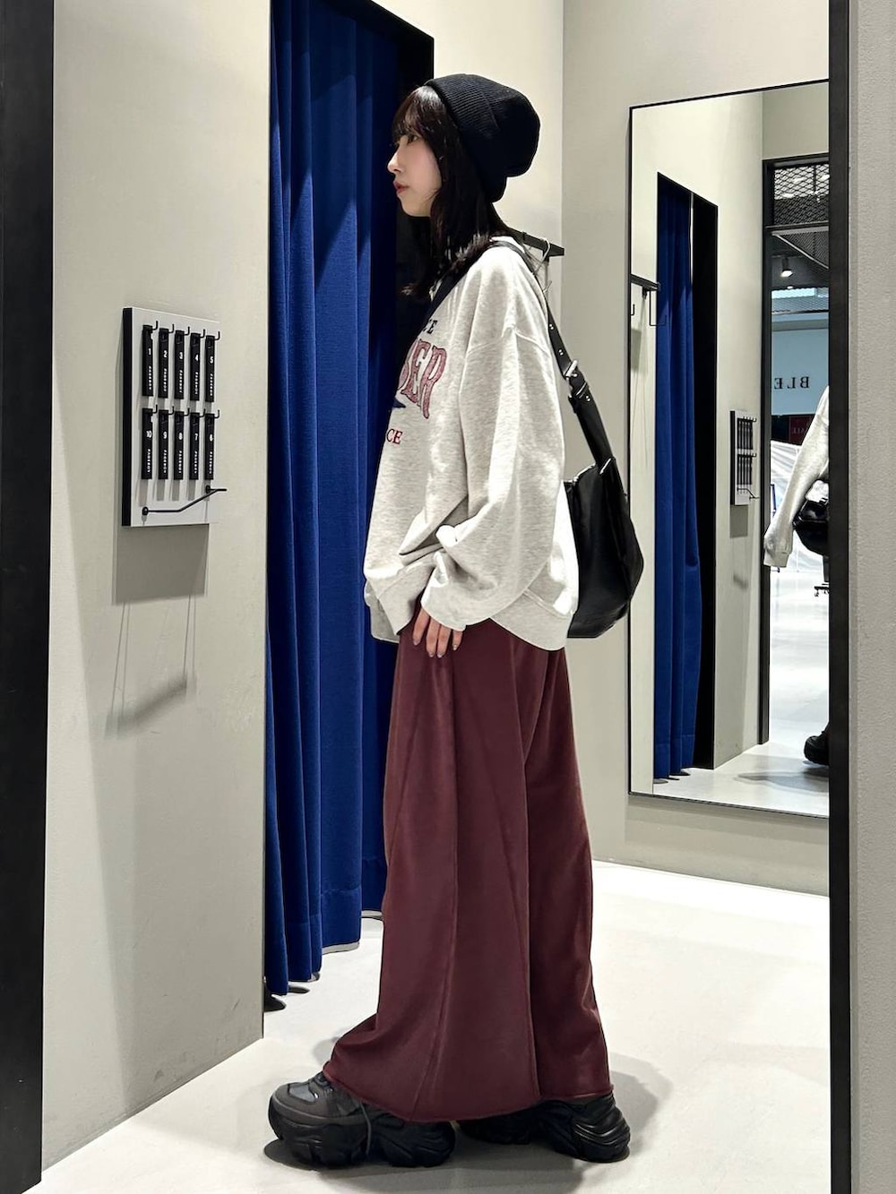 「高見え、きれいめ、モード、PAGEBOY、PBLIM、スウェット、スウェットパンツ、カジュアル、カジュアルコーデ、秋コーデ、秋冬新作、秋服準備はじめました」|「PAGEBOYのプラットチャンキースニーカー(スニーカー、グレー系)」を使った、Risakoさん(レディース・164cm)の夏コーディネートの5枚目の写真