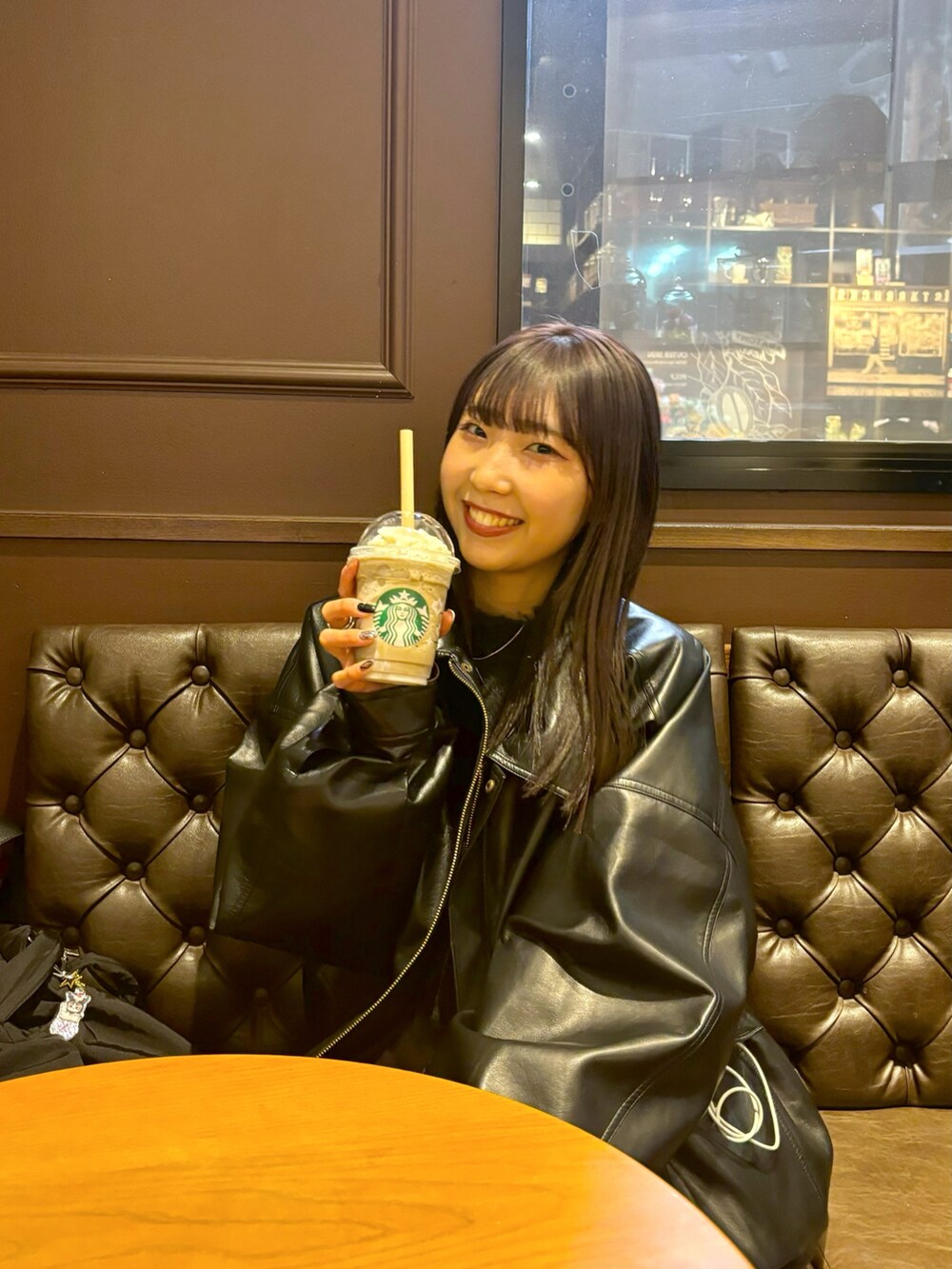 ブラック系のブルゾン、ブラック系のニット/セーター、グレー系のスカートを着用したレディースの冬コーディネートの2枚目の写真