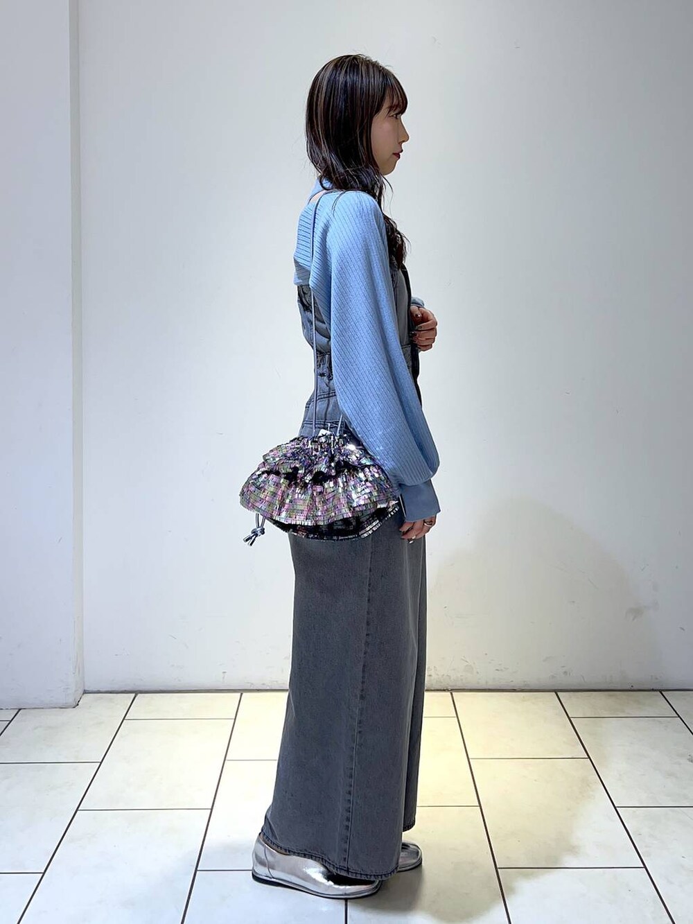 「高見え、きれいめ、モード、PAGEBOY、PBLIM、デニムパンツ、カジュアル、春コーデ、夏コーデ、骨格ウェーブ、骨格ウェーブ_PAGEBOY」｜「PAGEBOYのダブルZIPニットボレロSET（ニット/セーター、ブルー系）」を使った、Risakoさん（レディース・164cm）の春コーディネートの3枚目の写真