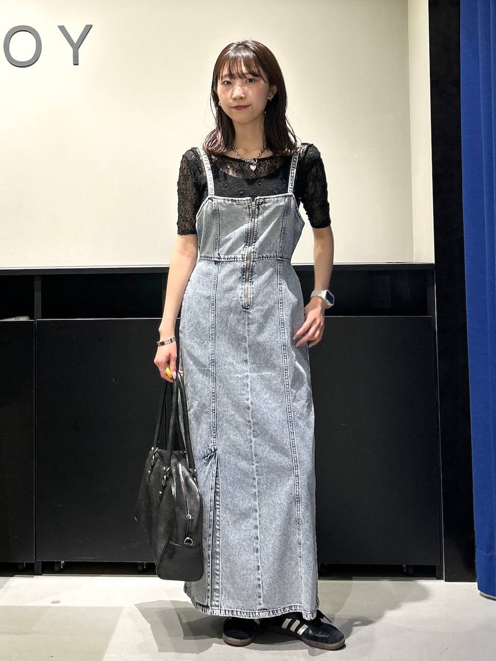 「PBLIM、高見え、きれいめ、モード、PAGEBOY、ワンピース、デニムワンピース、夏コーデ」｜「PBLIMの【PBLIM】2WAYボストンバッグ（ボストンバッグ、ブラック系）」を使った、Risakoさん（レディース・164cm）の春コーディネートの5枚目の写真