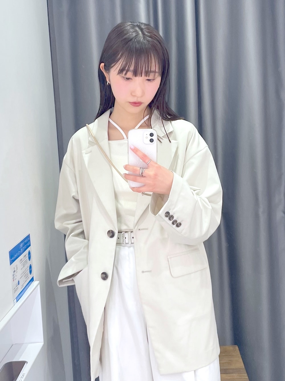 「ジャケット、オーバージャケット、デザイントップス、2WAYトップス、ワイドパンツ、ワントーンコーデ、ホワイトコーデ、春コーデ、休日スタイル、大人コーデ、大人かわいい、おでかけコーデ、キレイめ、オールホワイト、PAGEBOY」|「PAGEBOYの2WAYスクエアネックTOPS(Tシャツ/カットソー、ホワイト系)」を使った、Risakoさん(レディース・164cm)の春コーディネートの2枚目の写真