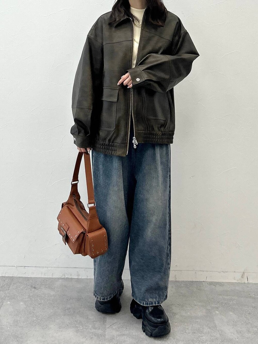 ブラック系のブーツ、ブルー系のデニムパンツ、ホワイト系のニット/セーターを着用したレディースの夏コーディネートの8枚目の写真