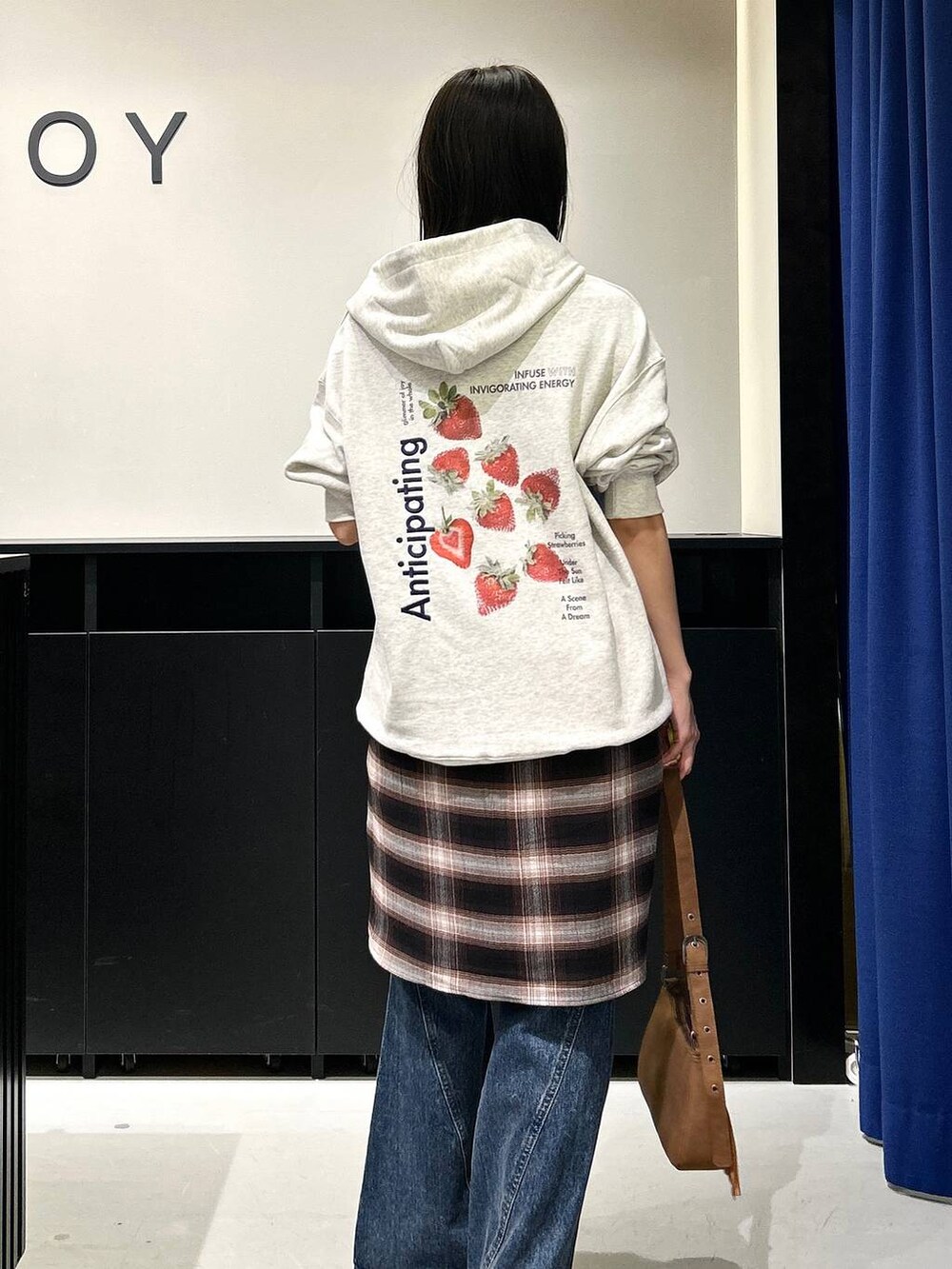 ベージュ系のショルダーバッグ、ブルー系のデニムパンツ、ブラウン系のシャツ/ブラウスを着用したレディースの夏コーディネートの7枚目の写真