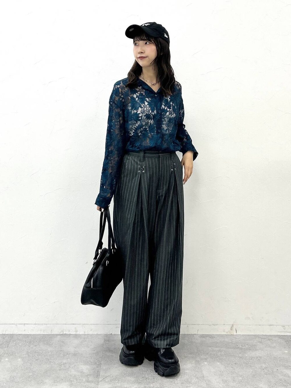 ブラック系のブーツ、ホワイト系のキャミソール、グリーン系のシャツ/ブラウスを着用したレディースの夏コーディネートの6枚目の写真