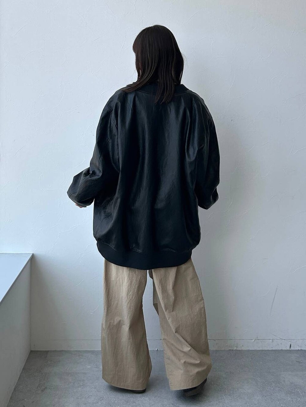 ブラック系のTシャツ/カットソー、ベージュ系のカーゴパンツ、その他のブルゾンを着用したレディースの夏コーディネートの10枚目の写真