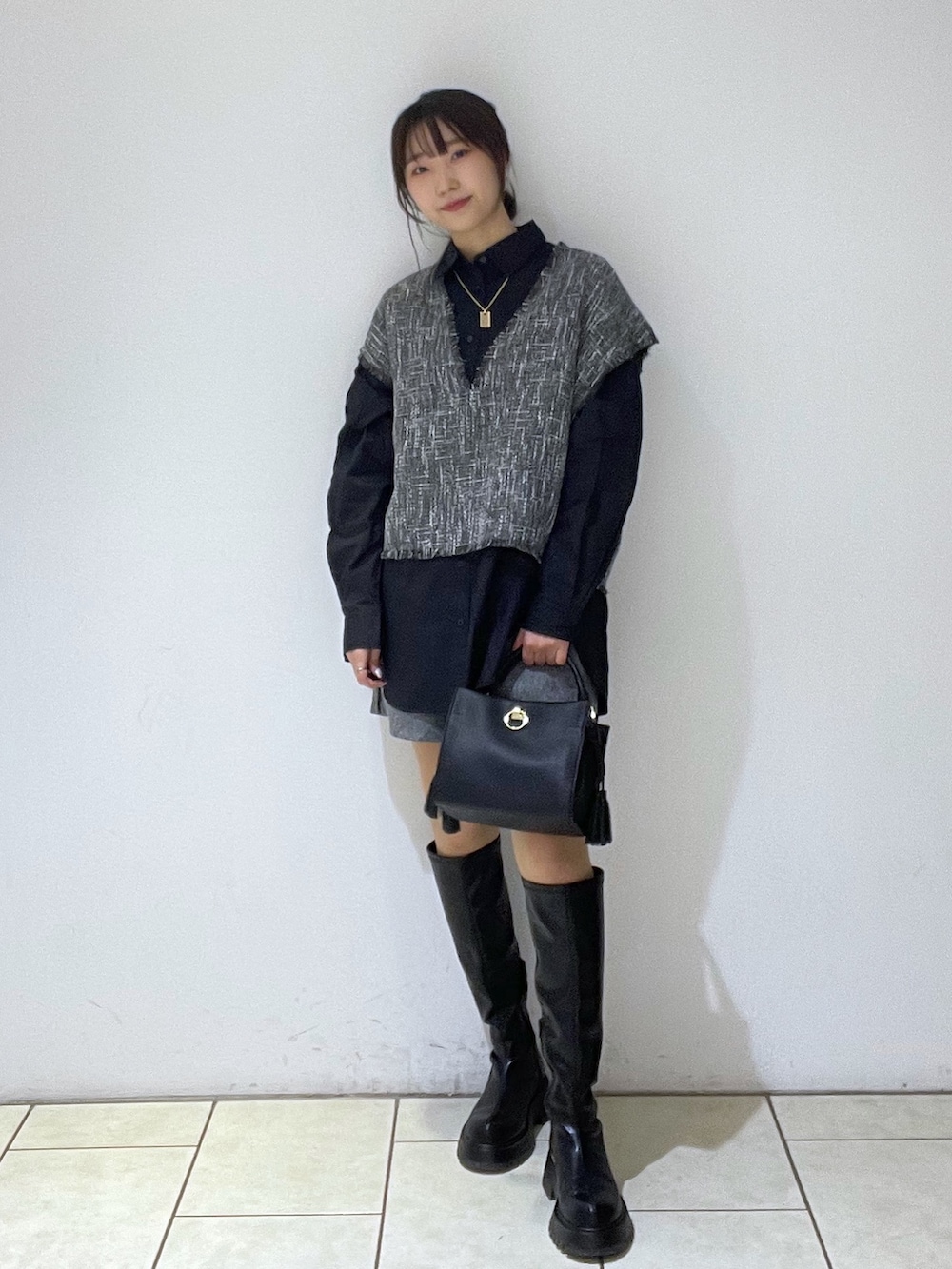 ブラック系のその他トップス、ブラック系のその他パンツ、ブラック系のショルダーバッグを着用したレディースの冬コーディネートの2枚目の写真