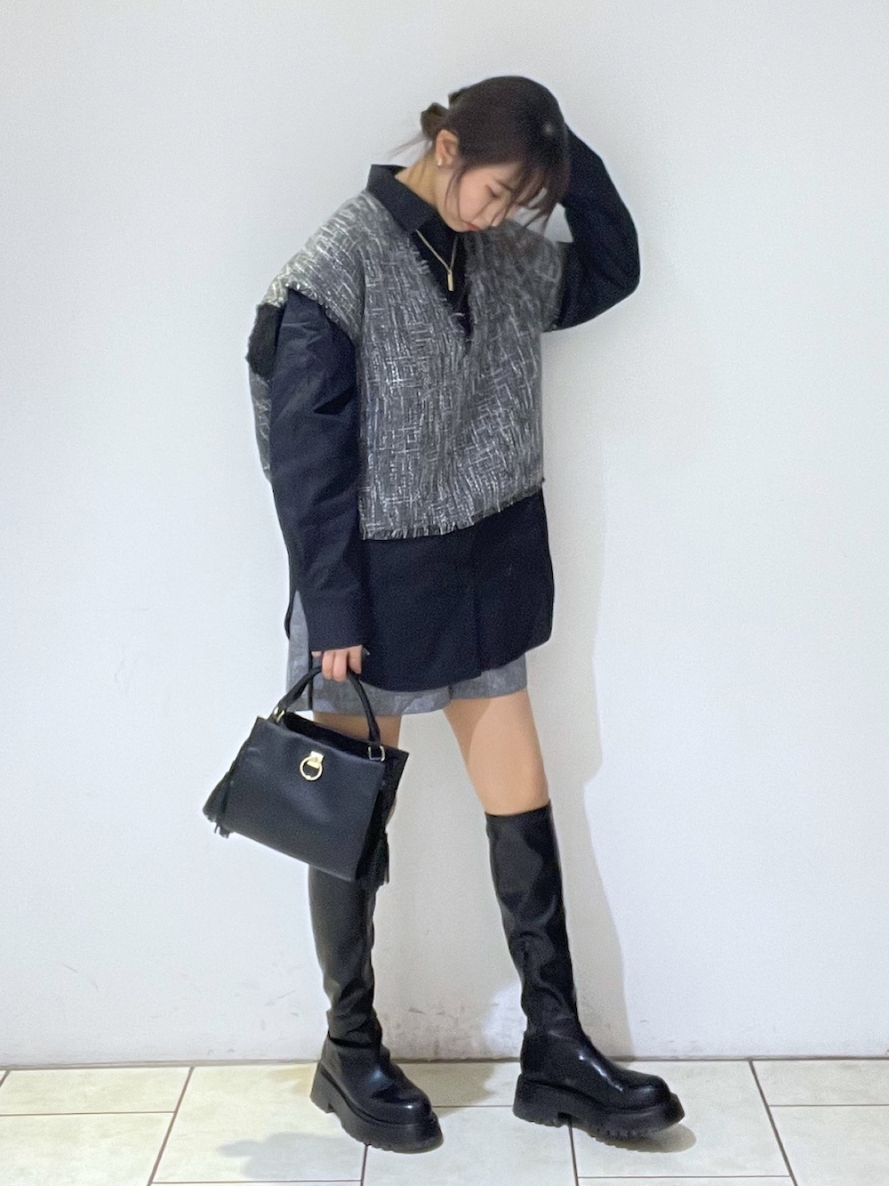 ブラック系のその他トップス、ブラック系のその他パンツ、ブラック系のショルダーバッグを着用したレディースの冬コーディネートの3枚目の写真