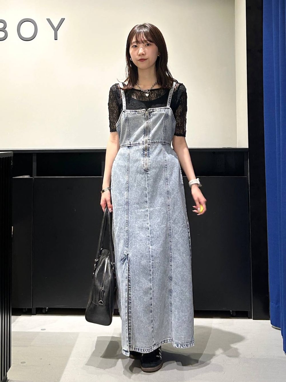 「PBLIM、高見え、きれいめ、モード、PAGEBOY、ワンピース、デニムワンピース、夏コーデ」｜「PBLIMの【PBLIM】2WAYボストンバッグ（ボストンバッグ、ブラック系）」を使った、Risakoさん（レディース・164cm）の春コーディネートの4枚目の写真