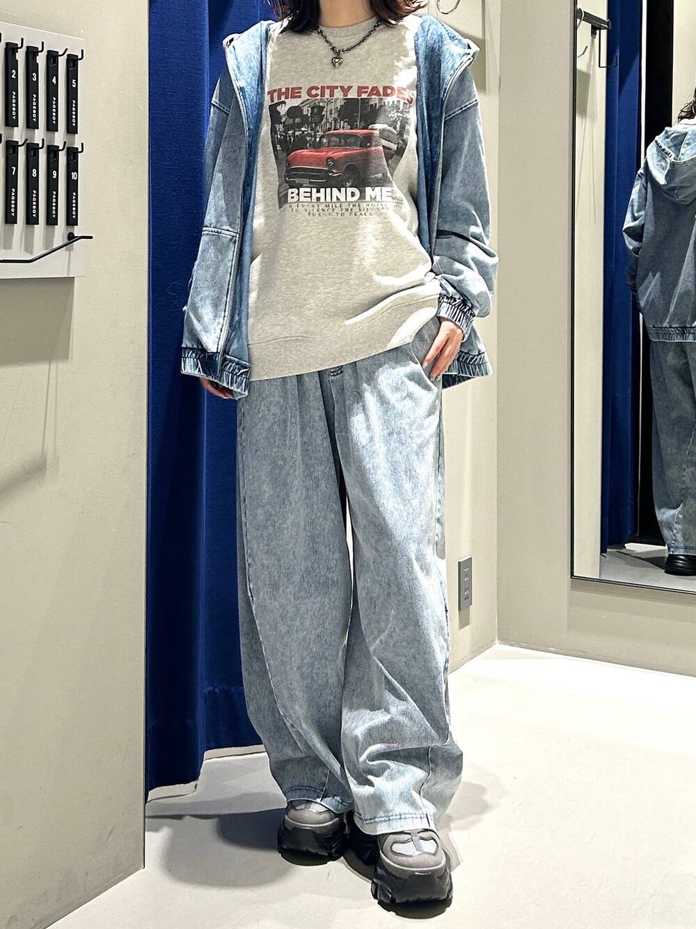 グレー系のスニーカー、グレー系のスウェット、ブルー系のパーカーを着用したレディースの冬コーディネートの4枚目の写真