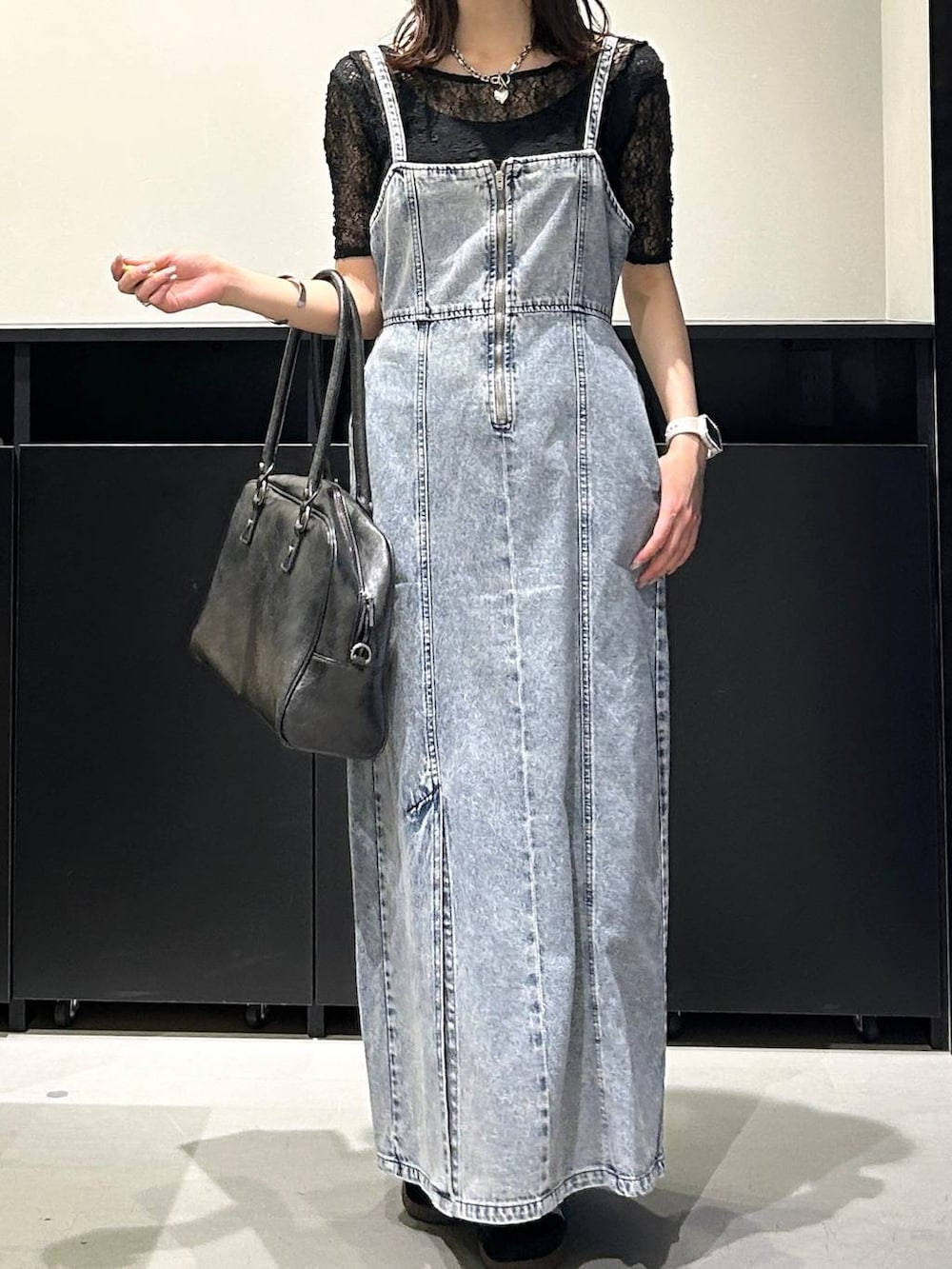 「PBLIM、高見え、きれいめ、モード、PAGEBOY、ワンピース、デニムワンピース、夏コーデ」｜「PBLIMの【PBLIM】2WAYボストンバッグ（ボストンバッグ、ブラック系）」を使った、Risakoさん（レディース・164cm）の春コーディネートの7枚目の写真