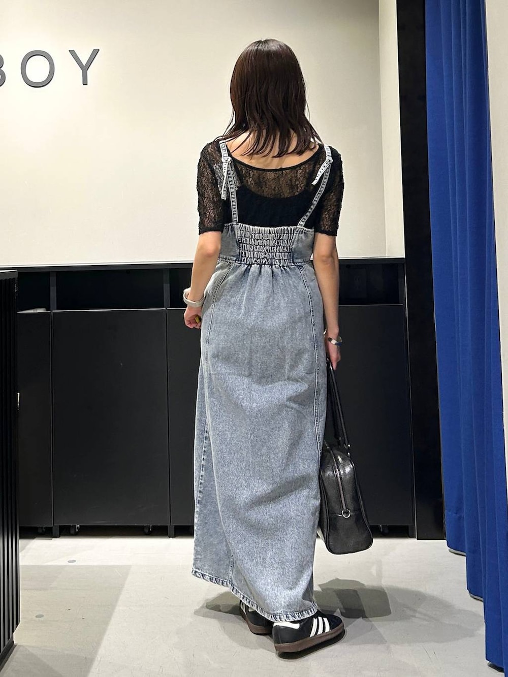 「PBLIM、高見え、きれいめ、モード、PAGEBOY、ワンピース、デニムワンピース、夏コーデ」｜「PBLIMの【PBLIM】2WAYボストンバッグ（ボストンバッグ、ブラック系）」を使った、Risakoさん（レディース・164cm）の春コーディネートの10枚目の写真