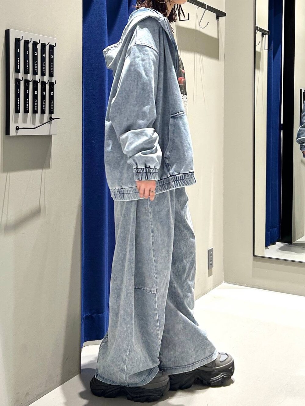 グレー系のスニーカー、グレー系のスウェット、ブルー系のパーカーを着用したレディースの冬コーディネートの7枚目の写真