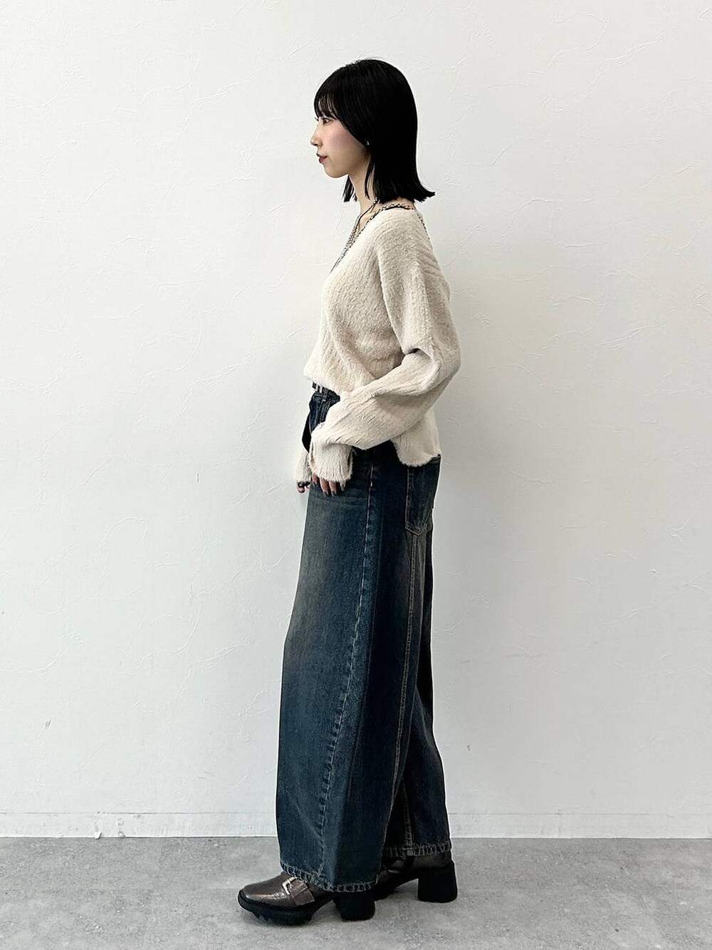 ベージュ系のニット/セーター、その他のブーツ、ブラック系のハンドバッグを着用したレディースの冬コーディネートの5枚目の写真