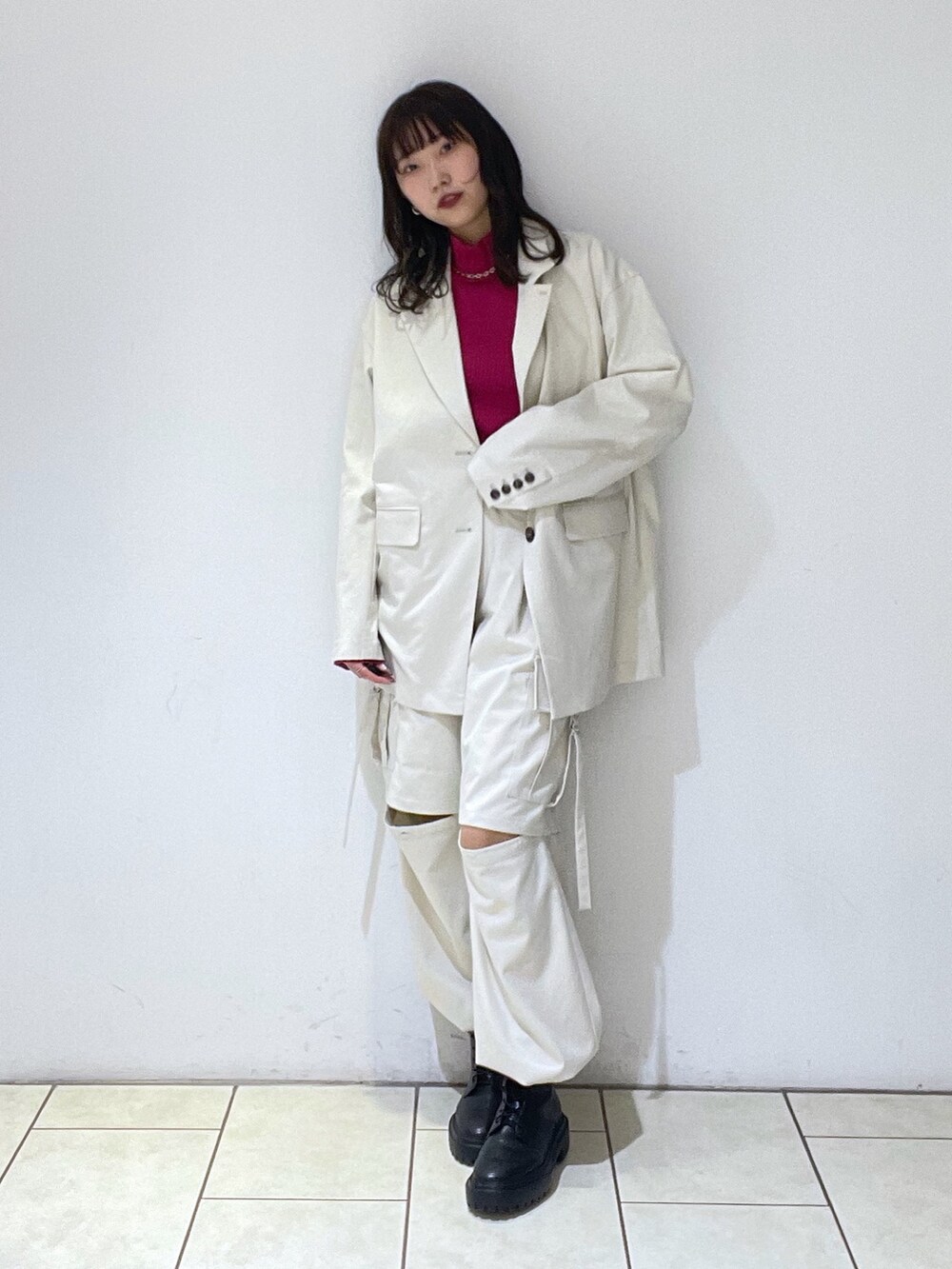 ベージュ系のテーラードジャケット、ベージュ系のカーゴパンツ、ピンク系のTシャツ/カットソーを着用したレディースの冬コーディネートの2枚目の写真