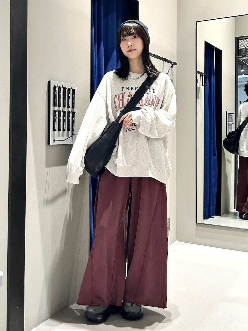 「高見え、きれいめ、モード、PAGEBOY、PBLIM、スウェット、スウェットパンツ、カジュアル、カジュアルコーデ、秋コーデ、秋冬新作、秋服準備はじめました」|「PAGEBOYのプラットチャンキースニーカー(スニーカー、グレー系)」を使った、Risakoさん(レディース・164cm)の夏コーディネートの4枚目の写真