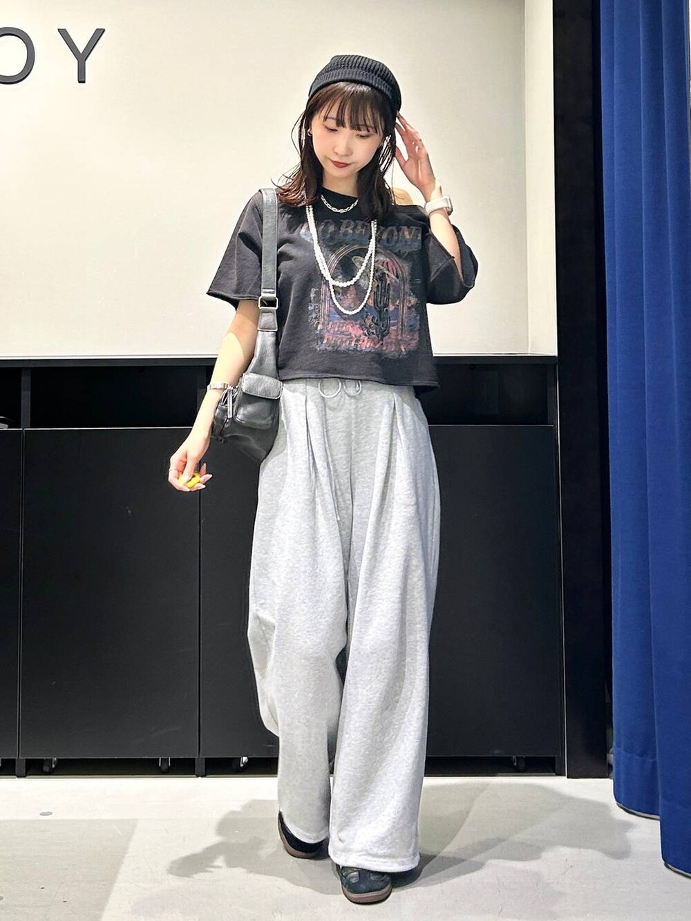 「モード、PAGEBOY、高見え、きれいめ、PBLIM、Tシャツ、夏コーデ、スウェット、スウェットパンツ、カジュアルコーデ」｜「PAGEBOYのZIPポケットBAG（ショルダーバッグ、ブラック系）」を使った、Risakoさん（レディース・164cm）の春コーディネートの2枚目の写真