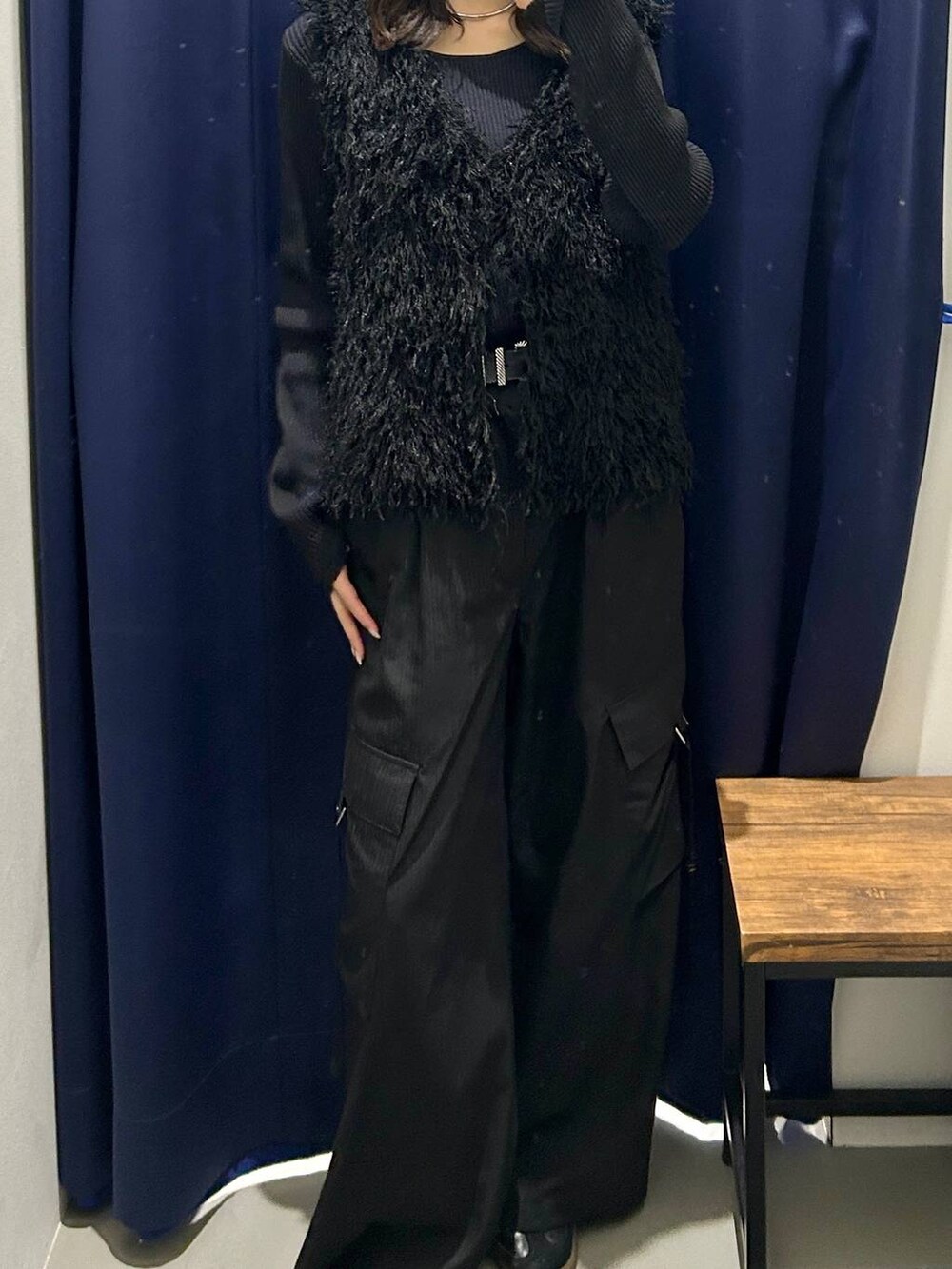 ブラック系のニット/セーター、ブラック系のベスト、ブラック系のスラックスを着用したレディースの秋コーディネートの4枚目の写真