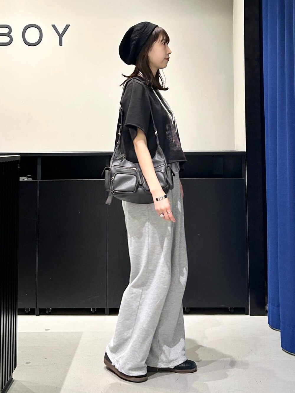 「モード、PAGEBOY、高見え、きれいめ、PBLIM、Tシャツ、夏コーデ、スウェット、スウェットパンツ、カジュアルコーデ」｜「PAGEBOYのZIPポケットBAG（ショルダーバッグ、ブラック系）」を使った、Risakoさん（レディース・164cm）の春コーディネートの7枚目の写真