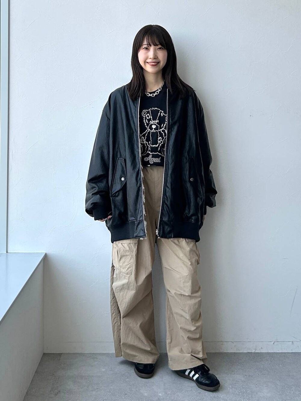 ブラック系のTシャツ/カットソー、ベージュ系のカーゴパンツ、その他のブルゾンを着用したレディースの夏コーディネートの6枚目の写真