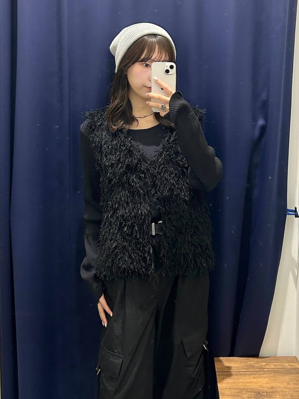 ブラック系のニット/セーター、ブラック系のベスト、ブラック系のスラックスを着用したレディースの秋コーディネートの2枚目の写真