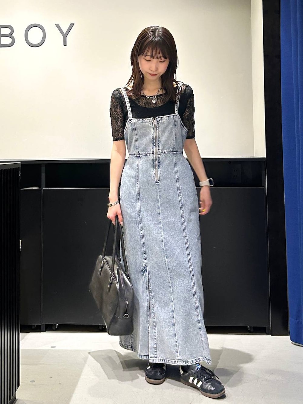 「PBLIM、高見え、きれいめ、モード、PAGEBOY、ワンピース、デニムワンピース、夏コーデ」｜「PBLIMの【PBLIM】2WAYボストンバッグ（ボストンバッグ、ブラック系）」を使った、Risakoさん（レディース・164cm）の春コーディネートの2枚目の写真