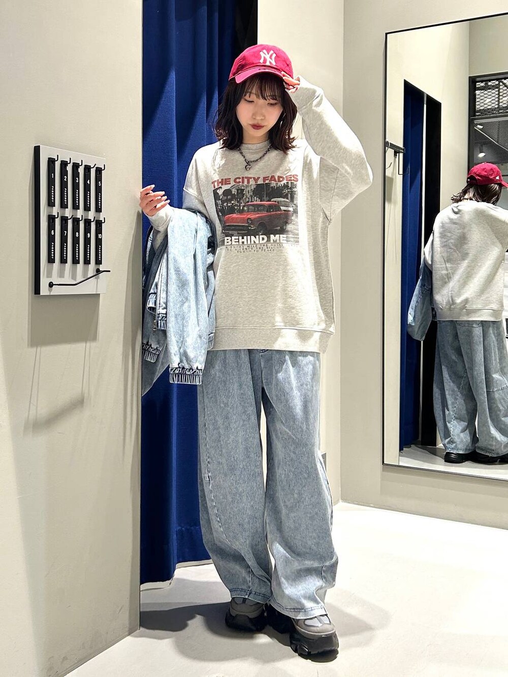 グレー系のスニーカー、グレー系のスウェット、ブルー系のパーカーを着用したレディースの冬コーディネートの5枚目の写真