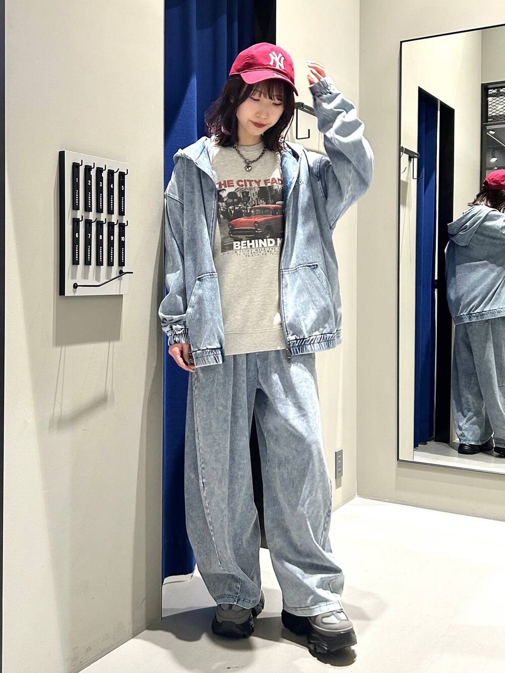 グレー系のスニーカー、グレー系のスウェット、ブルー系のパーカーを着用したレディースの冬コーディネートの3枚目の写真